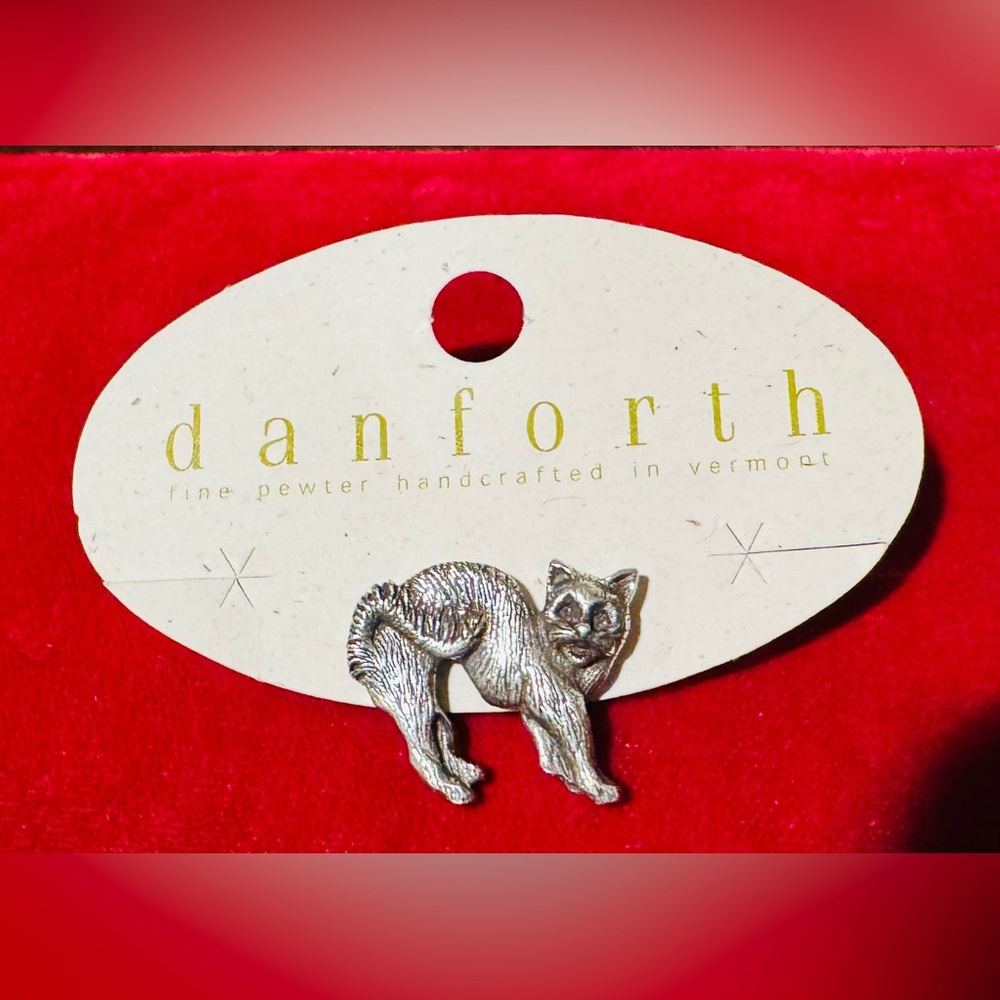 NWT Vintage pewter scatter pin Danforth scared cat Halloween lapel brooch card